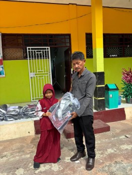 PENYERAHAN BANTUAN SERAGAM SEKOLAH DARI BAPAK BUPATI LUWU TAHUN 2025 2026