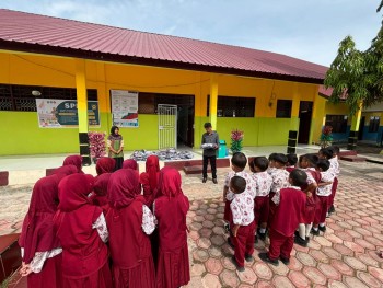 PENYERAHAN BANTUAN SERAGAM SEKOLAH DARI BAPAK BUPATI LUWU TAHUN 2025 2026