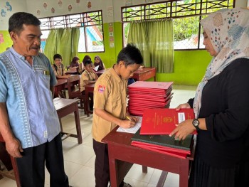PENERIMAAN RAPOR SEMESTER GANJIL TP. 2025/2026 (GERAKAN AYAH MENGAMBIL RAPOR)