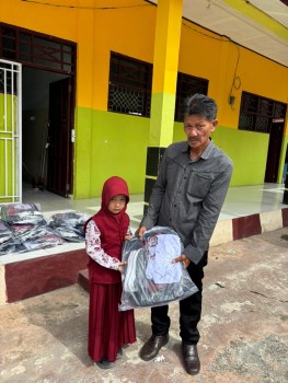PENYERAHAN BANTUAN SERAGAM SEKOLAH DARI BAPAK BUPATI LUWU TAHUN 2025 2026