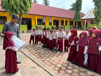 PENYERAHAN BANTUAN SERAGAM SEKOLAH DARI BAPAK BUPATI LUWU TAHUN 2025 2026